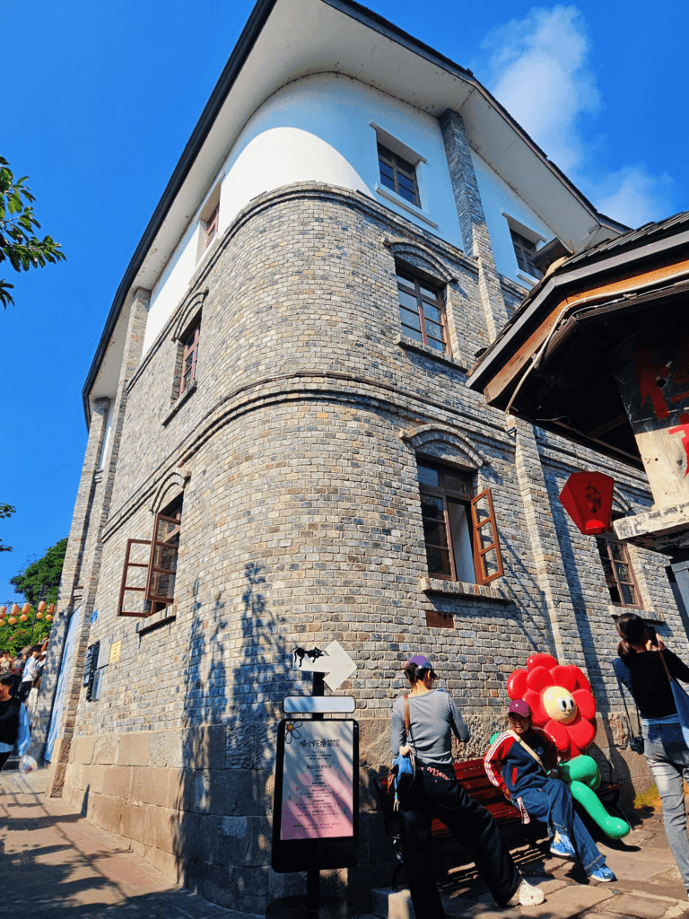 Chongqing One-Day Itinerary:From Ancient Stilt Houses to a Train Inside an Apartment