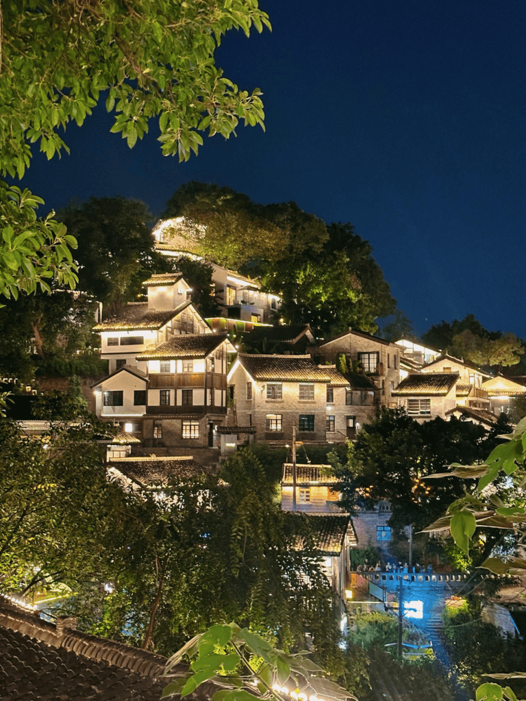 Chongqing One-Day Itinerary:From Ancient Stilt Houses to a Train Inside an Apartment