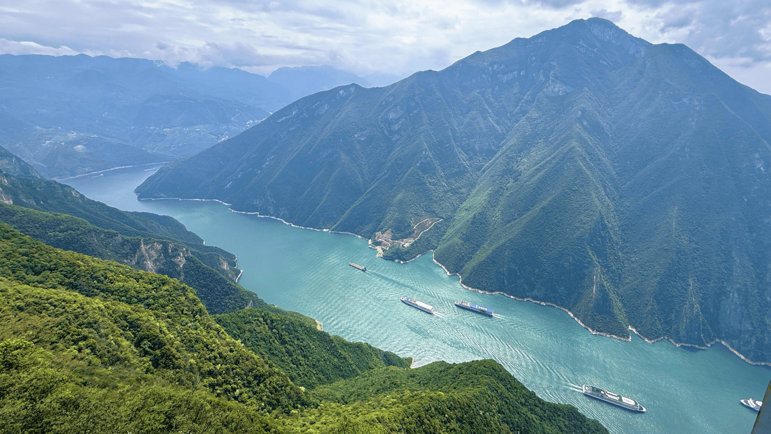 Hiking the Yangtze Gorges: My Guide to Fengjie – Baidi City, Qutang Gorge & Three Gorges Summit (2026)🗺️